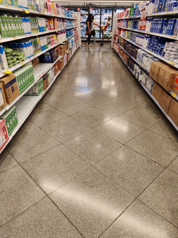 Granito ultra fino símil cerámica en alto tráfico - Imagen 4